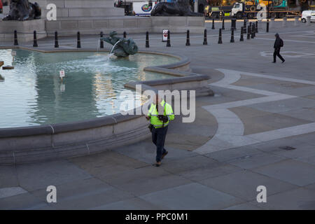 Londra, UK, 25 Settembre 2018,un uomo in camicia di fluorescenza arriva con un falco la mattina presto in Trafalgar Square, Londra, per spaventare i piccioni ©Keith Larby/Alamy Live News Foto Stock