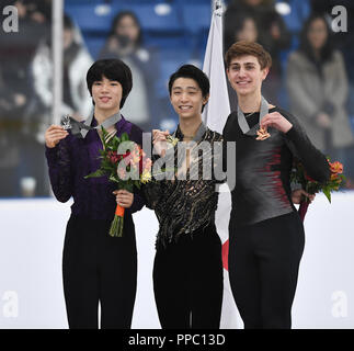 (L-R) secondo posto Cha Jun-Hwan della Corea del Sud, vincitore Yuzuru Hanyu del Giappone, e il terzo posto Sadovsky romano del Canada posano con le loro medaglie sul podio durante gli Uomini Singoli Cerimonia di Premiazione il giorno tre del 2018 Autunno classiche internazionali a sedici miglia di complessi sportivi in Oakville, Ontario, Canada, 22 settembre 2018. (Foto di AFLO) Foto Stock