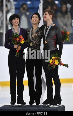 Vincitore Yuzuru Hanyu (C) del Giappone si erge in punta di piedi come egli celebra con il secondo posto di Cha Jun-Hwan (L) della Corea del Sud e il terzo posto Sadovsky romano del Canada sul podio durante gli Uomini Singoli Cerimonia di Premiazione il giorno tre del 2018 Autunno classiche internazionali a sedici miglia di complessi sportivi in Oakville, Ontario, Canada, 22 settembre 2018. (Foto di AFLO) Foto Stock