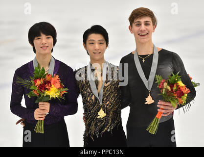 Vincitore Yuzuru Hanyu (C) del Giappone pone al secondo posto Cha Jun-Hwan (L) della Corea del Sud e il terzo posto Sadovsky romano del Canada durante gli Uomini Singoli Cerimonia di Premiazione il giorno tre del 2018 Autunno classiche internazionali a sedici miglia di complessi sportivi in Oakville, Ontario, Canada, 22 settembre 2018. (Foto di AFLO) Foto Stock