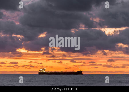 Fountainstown, Cork, Irlanda. 25 Settembre, 2018. Petroliera Thun Gemini si trova al di ancoraggio come luce di alba rompe Fountainstown, Co. Cork, Irlanda. Credito: David Creedon/Alamy Live News Foto Stock