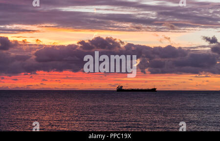 Fountainstown, Cork, Irlanda. 25 Settembre, 2018. Petroliera Thun Gemini si trova al di ancoraggio come luce di alba rompe Fountainstown, Co. Cork, Irlanda. Credito: David Creedon/Alamy Live News Foto Stock