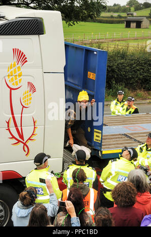 Blackpool, Regno Unito: 25 settembre 2018. Quattro anti-fracking gli attivisti sono per essere condannato per il comportamento antisociale a Preston combinate Corte questa mattina (25:09:2018). Julian Brock è stato in carcere per gli ultimi due mesi e oggi tutti e quattro i manifestanti che salì sulla cima del camion in un convoglio della fornitura per il controverso Cuadrilla fracking sito su Preston New Road, Little Plumpton, arrestare il convoglio per 82 ore sono stati avvertiti di aspettarsi pene privative della libertà. Credito: Dave Ellison/Alamy Live News Foto Stock