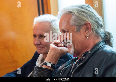 Monaco di Baviera. 04 Sep, 2018. Klaus Eberhartinger (l-r), cantante a Erste Allgemeine Verunsicherung (SAV) e Thomas Spitzer, chitarrista e paroliere a SAV, sedersi in una intervista con il DPA. Il BRS termina dopo più di 40 anni e, contrariamente alla sua reputazione umoristico, foglie con un molto politico album. (A dpa ''Abbiamo andrà in pensione'' dal 25.09.2018) Credito: Lino Mirgeler/dpa/Alamy Live News Foto Stock