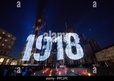 Dpatop - 24 settembre 2018, della Renania settentrionale-Vestfalia, Colonia: una proiezione può essere visto durante una prova generale sulla facciata sud della cattedrale di Colonia. Dal 26.09. al 30.09.2018, l'illuminazione commemora la fine della Prima Guerra Mondiale 100 anni fa a 8 p.m. - E allo stesso tempo consente di impostare un esempio contro l'odio e di agitazione nel nostro tempo con il suo messaggio di pace. Foto: Rolf Vennenbernd/dpa Foto Stock