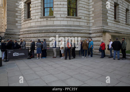 Londra, UK, 25 Settembre 2018,Persone coda fuori come il Churchill War Rooms tenuto un photocall davanti alla Guerra Imperiale Musei Pubblicato libro che racconta la storia della Seconda Guerra Mondiale attraverso 20 documenti iconico, che sarà pubblicata giovedì 27 settembre. Anthony Richards, IWM la testa dei documenti & Sound, visualizzato Churchill's "fine dell'inizio l' intervento note e documenti top secret coinvolta nella Seconda Guerra Mondiale un inganno Il funzionamento 'Mincemeat'.Questi documenti sono stati tutti tenuti in archivi fino ad ora. Credito Larby Keith/Alamy Live News Foto Stock