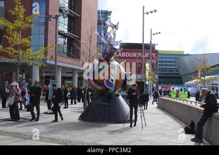 Liverpool, Regno Unito. Il 24 settembre 2018. Labour Party Conference, Liverpool, Regno Unito lunedì 24 settembre 2018. I manifestanti al di fuori del partito laburista conferenza in Liverpool, i manifestanti forma unisono e Brexit credito : Mike Clarke/Alamy Live News Foto Stock