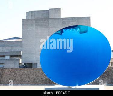 Londra, UK, 25 settembre 2018. Anish Kapoor's 'Sky Mirror'.Hayward Gallery è di nuovo grande spazio espositivo Shifters dispone di opere d'arte da 20 importanti artisti internazionali che interrompono il visitatore il senso di spazio e di alterare la loro percezione dei loro dintorni. La mostra viene eseguito 26 settembre - 6 gennaio. Credito: Imageplotter News e sport/Alamy Live News Foto Stock