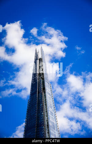 Londra, Regno Unito. 25 Settembre, 2018. Il cielo blu sopra la Shard, Londra. Credito: Oliver Dixon/Alamy Live News Foto Stock