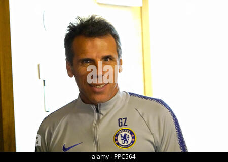 Cobham, Regno Unito. 25 Settembre, 2018. Cobham, Surrey, Regno Unito Assistant Chelsea Football Club manager, Gianfranco Zola, risponde alle domande dei media prima del suo team Carabao Cup match di mercoledì contro il Liverpool FC ad Anfield. Credito: Motofoto/Alamy Live News Foto Stock