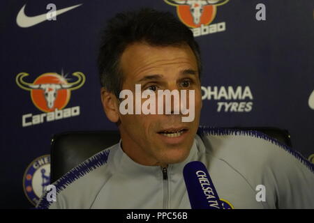 Cobham, Regno Unito. 25 Settembre, 2018. Cobham, Surrey, Regno Unito Assistant Chelsea Football Club manager, Gianfranco Zola, risponde alle domande dei media prima del suo team Carabao Cup match di mercoledì contro il Liverpool FC ad Anfield. Credito: Motofoto/Alamy Live News Foto Stock