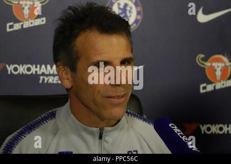 Cobham, Regno Unito. 25 Settembre, 2018. Cobham, Surrey, Regno Unito Assistant Chelsea Football Club manager, Gianfranco Zola, risponde alle domande dei media prima del suo team Carabao Cup match di mercoledì contro il Liverpool FC ad Anfield. Credito: Motofoto/Alamy Live News Foto Stock