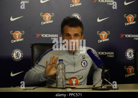 Cobham, Regno Unito. 25 Settembre, 2018. Cobham, Surrey, Regno Unito Assistant Chelsea Football Club manager, Gianfranco Zola, risponde alle domande dei media prima del suo team Carabao Cup match di mercoledì contro il Liverpool FC ad Anfield. Credito: Motofoto/Alamy Live News Foto Stock