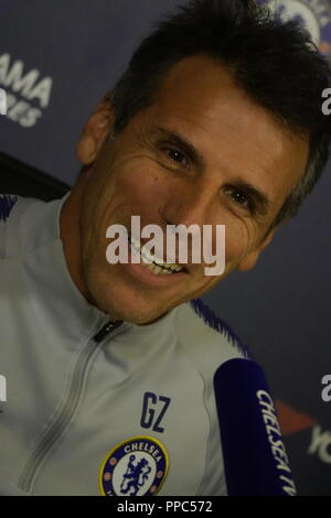 Cobham, Regno Unito. 25 Settembre, 2018. Cobham, Surrey, Regno Unito Assistant Chelsea Football Club manager, Gianfranco Zola, risponde alle domande dei media prima del suo team Carabao Cup match di mercoledì contro il Liverpool FC ad Anfield. Credito: Motofoto/Alamy Live News Foto Stock