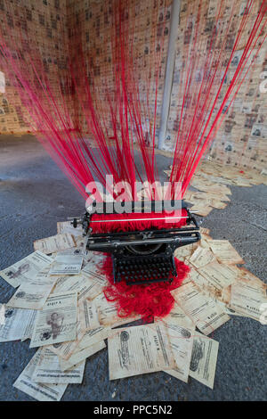 Londra, Regno Unito. Il 25 settembre 2018. Macchina da Asel Kadyrkhanova, che commemora i milioni di vittime anonime del grande Purge in URSS negli anni trenta, visualizzando migliaia di mandati di arresto con i dati cancellati, ponendo le domande di partecipazione individuale nella violenza collettiva. Credito: Vickie Flores/Alamy Live News Foto Stock