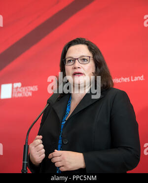 Berlino, Germania. Il 25 settembre 2018. Il 25 settembre 2018, Berlin: Andrea Nahles, presidentessa del DOCUP, ha parlato prima della riunione del gruppo parlamentare SPD nel Bundestag tedesco. Foto: Bernd von Jutrczenka/dpa Credito: dpa picture alliance/Alamy Live News Foto Stock