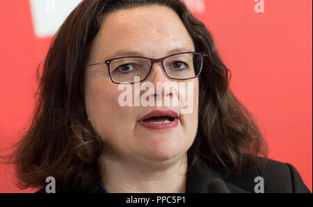 Berlino, Germania. Il 25 settembre 2018. Il 25 settembre 2018, Berlin: Andrea Nahles, presidentessa del DOCUP, ha parlato prima della riunione del gruppo parlamentare SPD nel Bundestag tedesco. Foto: Bernd von Jutrczenka/dpa Credito: dpa picture alliance/Alamy Live News Foto Stock