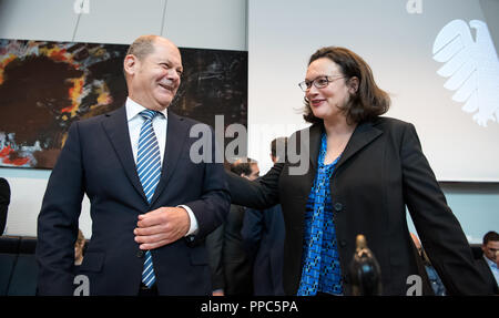 Berlino, Germania. Il 25 settembre 2018. Il 25 settembre 2018, Berlin: Andrea Nahles (r), presidentessa del DOCUP, e l'Olaf Scholz (SPD), il ministro federale delle finanze, discutere all'inizio della sessione del gruppo parlamentare SPD nel Bundestag tedesco. Foto: Bernd von Jutrczenka/dpa Credito: dpa picture alliance/Alamy Live News Foto Stock