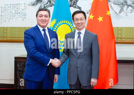 Pechino, Cina. Xxv Sep, 2018. Chinese Vice premier Han Zheng (R), anche un membro del comitato permanente dell'ufficio politico del Partito Comunista della Cina Comitato Centrale, si incontra con il Kazakistan il Primo Vice Primo Ministro Askar Mamin a Pechino Capitale della Cina, Sett. 25, 2018. Credito: Liu Bin/Xinhua/Alamy Live News Foto Stock