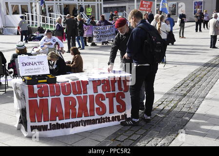 Liverpool, Regno Unito, 25 settembre 2018, diverse bancarelle con bandiere e cartelli al di fuori dell'Echo Arena per il Partito Laburista Conferenza. Credit David J Colbran / Alamy Live News Foto Stock