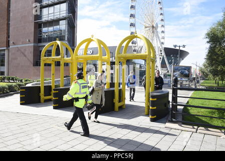 Liverpool, Regno Unito, 25 settembre 2018, archi di protezione, al di fuori dell'Echo Arena per il Partito Laburista Conferenza. Credit David J Colbran / Alamy Live News Foto Stock