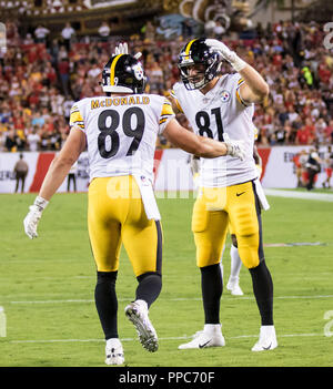 Tampa, Florida, Stati Uniti d'America. 24Sep, 2018. Pittsburgh Steelers manualmente l'estremità Vance McDonald (89) festeggia con Pittsburgh Steelers stretto fine Jesse James (81) dopo aver eseguito il diversivo per un touchdown nel primo semestre durante il gioco tra Pittsburgh Steelers e il Tampa Bay Buccaneers presso Raymond James Stadium di Tampa, Florida. Del Mecum/CSM/Alamy Live News Foto Stock