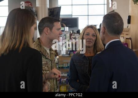 Valerie Nessel, centro a destra, la vedova di U.S. Air Force Tech. Sgt. John Chapman, parla con gli Stati Uniti Air Force Col. Claude Tudor, centro a sinistra, comandante del XXIV Special Operations Wing e pensionati U.S. Air Force Col. Ken Rodriguez, uno di Chapman's ex i comandanti, a Destin-Fort Walton Beach Airport, Florida, 20 Agosto, 2018. Presidente Donald Trump sarà postumo il premio medaglia d'onore di Chapman la famiglia in occasione di una cerimonia che si terrà il 22 agosto per il suo eroismo straordinario nel marzo 2002 mentre dispiegate in Afghanistan. Foto Stock