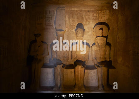 Arte Egizia Grande Tempio di Ramses II (1290-1224 a.C.). Santo dei santi, raffiguranti quattro statue seduti: Ra, Ptah, Amon e Ramses II. Xix dinastia. Nuovo Regno. Abu Simbel. L'Egitto. Foto Stock