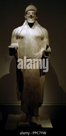 Arte fenicia Cipro. Statua di un sacerdote. Tardo sesto secolo a.c. Periodo Arcaico. Calcare. Esso proviene da Golgoi (Cipro). Metropolitan Museum of Art. New York. Stati Uniti. Foto Stock