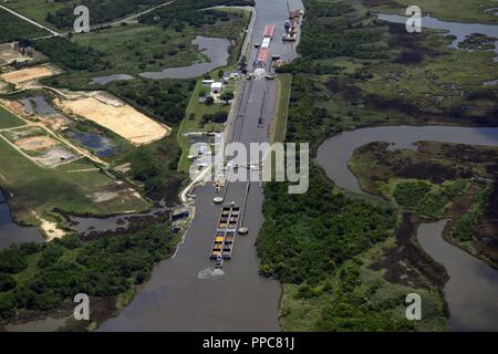 Rimorchiatori manovra chiatte attraverso il blocco Calcasieu lungo il Golfo Intracoastal Waterway su agosto 18, 2018 vicino a Lake Charles, Texas. La Guardia Costiera degli Stati Uniti, Esercito di ingegneri e di partner del settore hanno lavorato insieme per attenuare le ripercussioni sul commercio come necessaria la manutenzione è eseguita su sistemi di bloccaggio lungo il Golfo Intracoastal Waterway. Foto Stock