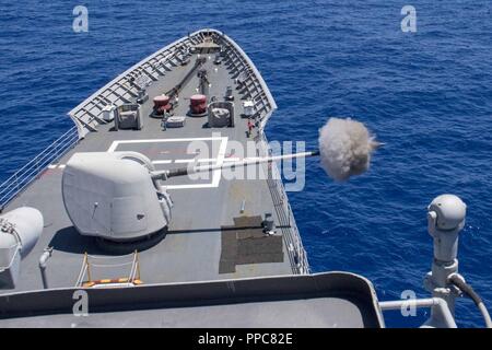 Mar Cinese orientale (21 agosto 2018) un contrassegno 45 5 inch gun weapon system incendi ordinanza durante un live-fuoco esercitazione sul Ticonderoga-class guidato-missili cruiser USS Antietam (CG 54). Antietam è distribuita negli Stati Uniti 7 flotta area di operazioni a sostegno della sicurezza e della stabilità nella regione Indo-Pacifico. Foto Stock