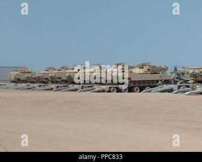 Task Force di acciaio piscina Motore off-carico M1 Abrams serbatoi "Abbiamo elaborato un po' di quasi 4.000 soldati attraverso l'unità di rotazione il bivacco dal momento che ho ricevuto qui a fine luglio e elaborato e messo in scena oltre 2.100 veicoli gommati e cingolati presso il nostro motore enorme piscina che sono pronti per gli equipaggi per uomo e spostare nella formazione aree", detto Master Sgt. Walter Mansfield, uno di 113SB senior sottufficiali lavorando a ruba. Il trentesimo Armored Brigade Combat Team sta prendendo parte al combattimento esportabile capacità di formazione (XCTC) esercizio a Fort Bliss, Texas agosto 6-28, 2018. T Foto Stock