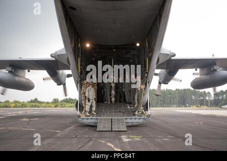 Stati Uniti Air Force avieri dall'Istituto di medicina aeronautica 914th squadrone di evacuazione, istituto di medicina aeronautica 433rd squadrone di evacuazione e di medicina aeronautica 911th squadrone di evacuazione prepararsi a ricevere vittime simulato su un Hercules AC-130 durante il funzionamento Patriot Warrior a Fort McCoy, Wis., Agosto 17, 2018. Patriot Warrior è aria riserva di forza di comando esercizio premier, fornendo un'opportunità per il cittadino di riserva aviatori di allenarsi con giunto e i partner internazionali in airlift, Istituto di medicina aeronautica evacuazione e il supporto della mobilità. Foto Stock