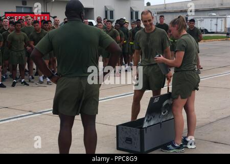 Sgt. Ashton Reynolds, un addetto amministrativo per la sede centrale e sede Squadron, presenta Lt. Col. Michael A. Spears, comandante della H&HS, con un per Foot Locker a nome di H&HS Marines a seguito di un squadron girare al Marine Corps Air Station Miramar, California, 21 agosto. Spears ha portato il suo Marines durante un squadrone finale eseguire prima di cambiare il comando con Lt. Col. Alan J. Clarke, futuro comandante della HHS. Foto Stock