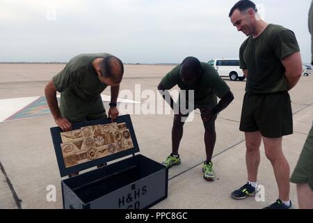 Lt. Col. Michael A. Spears, comandante della sede e Sede Squadron, sinistra, viste le per Foot Locker, Marines con H&HS gli diede a seguito di un squadron girare al Marine Corps Air Station Miramar, California, 21 agosto. Spears ha portato il suo Marines durante un squadrone finale eseguire prima di cambiare il comando con Lt. Col. Alan J. Clarke, futuro comandante di H&HS. Foto Stock