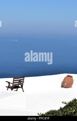 Grecia la bella isola di Sikinos. Vista sul Mar Egeo da una terrazza in alto imbiancata di bianco presso il centro storico delle isole, il Kastro. Foto Stock