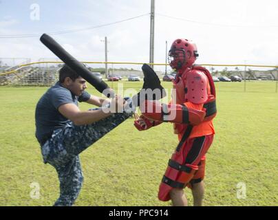 BASE GUAM (Agosto 17, 2018) specialista della logistica David Yaporlugo e master-at-Arms 2a classe Louis Truppi, entrambi assegnati per il sommergibile offerta USS Frank cavo (come 40), pratica combattimenti durante la sicurezza della forza di reazione - formazione di base, e il agosto 17, 2018. Cavo di Frank, distribuita per l'isola di Guam, riparazioni, rearms e reprovisions sommergibili e navi di superficie nella regione Indo-Pacifico. Foto Stock