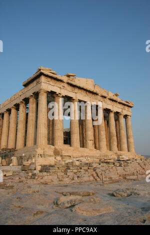 Arte greche. Il Partenone. È stato costruito tra 447-438 A.C. in stile dorico sotto la leadership di Pericle. Il palazzo è stato progettato dagli architetti Ictinos e Callicrates. Acropoli. Atene. Attica. Grecia centrale. L'Europa. Foto Stock