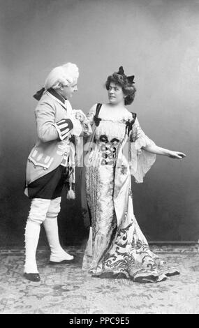 Teatro, giovane, flirt, uomo con Mozart parrucca detiene una donna la mano, 1910s, Vienna, Germania Foto Stock