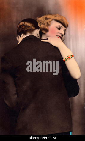 Kissing giovane, uomo baci e abbracci amante sulla spalla, 1920s, Germania Foto Stock