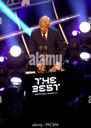 Arsène Wenger sulla scena presentando il miglior FIFA uomini allenatore premio durante il miglior FIFA Football Awards 2018 presso la Royal Festival Hall di Londra. Stampa foto di associazione. Picture Data: lunedì 24 settembre, 2018. Vedere PA storia SOCCER Awards. Foto di credito dovrebbe leggere: Tim Goode/PA FILO Foto Stock