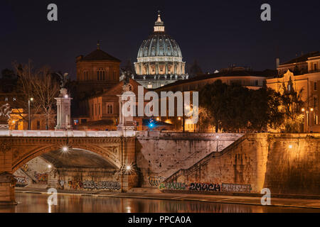 Roma, la cupola della Basilica di San Pietro durante la notte, visto dal fiume Tevere Foto Stock