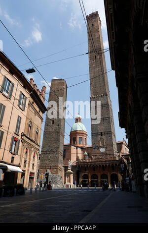 Le due torri pendente Assineli e Garisenda, Bologna, Emilia Romagna, Italia Foto Stock
