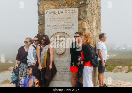 Cabo da Roca, Portogallo - 23 settembre, 2018: turisti posano per una foto accanto al monumento che dichiara Cabo da Roca come il punto più occidentale del continente Foto Stock