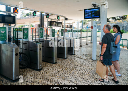 Sintra, Portogallo - 23 settembre, 2018: i passeggeri a piedi verso Lisbona treno legato in attesa per la partenza dalla stazione a Sintra, Portogallo Foto Stock