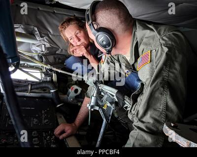 Kate Sharpe, un manager presso Concord Hospital, pone domande circa il KC-135 Stratotanker al personale Sgt. Hector M. Acevedo II, una 64a Air Refuelling Squadron boom operatore, il 14 agosto 2018. Sharpe percorsa da Michigan come parte di un datore di lavoro il supporto della Guardia e prenotare tour di Camp Temolo a visitare il suo dipendente, il Mag. Richaqrd LaFlame, del Medico assistente che serve anche come campo 197th brigata di artiglieria chirurgo, mentre egli particpated nella sua unità di formazione annuale evento. ( Foto Stock