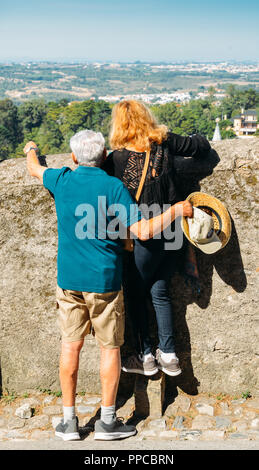 Sintra, Portogallo - 23 settembre, 2018: Vecchi l uomo e la donna di guardare al di sopra di una parete con la splendida vista della valle a Sintra Foto Stock