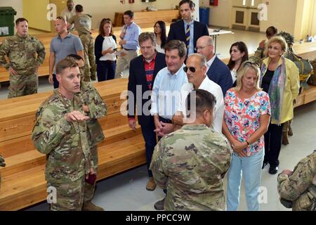 Da sinistra, U. S. Esercito Lt. Col. Kurt J. Cyr, vice comandante del 173rd Brigata Aerea, breve i deputati al Parlamento europeo Comitato delle Forze Armate circa le operazioni di volo durante una U.S. Congressional staff visita della delegazione per il personale avviso Area di mantenimento (PAHA) presso la base aerea di Aviano, Italia, Agosto 23, 2018. Il 173rd Brigata aerea è l'U.S. Esercito di risposta di emergenza forza in Europa, in grado di proiettare le forze di pronto ovunque negli Stati Uniti Europeo, Africa Centrale o comandi in aree di responsabilità. Foto Stock