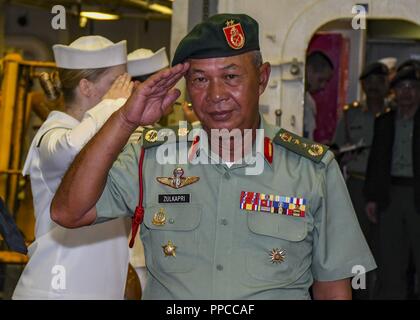 KINABALU (Agosto 20, 2018) - Maggiore Generale Dato Zulkapri, il capo della delegazione, malese delle forze armate, arriva a bordo Wasp-classe assalto anfibio nave USS Essex (LHD 2) durante la cooperazione a galla la prontezza e la formazione (Carati) 2018 reception. CARAT Malaysia, nella sua ventiquattresima iterazione, è progettato per migliorare la condivisione di informazioni e il coordinamento, creare reciproca capacità di combattimento e il sostegno a lungo termine la cooperazione regionale di abilitazione partner di entrambe le forze armate per operare efficacemente insieme come un sistema unificato di forza marittima. Foto Stock