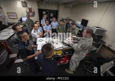 Ufficiali di Allied e nazioni partner ascoltare un briefing sul tool e le attrezzature della responsabilità durante il 2018 Fighter la sicurezza e la logistica Simposio il Agosto 21, 2018 a Kadena Air Base, Giappone. Durante il simposio, Air force officers di Australia, Indonesia, Giappone, Filippine, Singapore, la Tailandia e gli Stati Uniti scambiati soluzioni alle sfide comuni cui devono far fronte nell'fighter comunità. Foto Stock